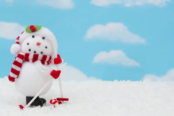 Feliz Muñeco Nieve Esquiando Nieve Con Cielo Con Espacio Copia — Foto de Stock