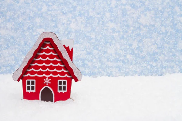 Zimowy Dom Śnieg Śnieżnym Niebem Przestrzenią Kopiowania Zimę Lub Boże — Zdjęcie stockowe