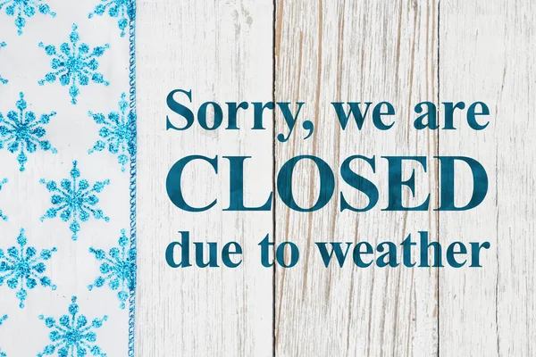 对不起 我们已经关门了 因为天气标志上有蓝白相间的雪花 上面有风化的木头 — 图库照片