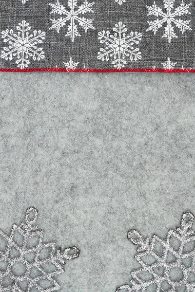 グレーと白の雪の結晶境界線冬の背景あなたのクリスマスや冬のメッセージのためのグレーフェルト素材 — ストック写真