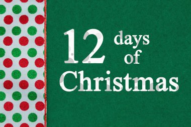 Kırmızı ve yeşil benekli 12 günlük Noel mesajı.