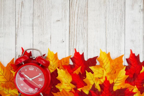 Reloj Despertador Rojo Con Hojas Otoño Rojas Amarillas Fondo Otoño — Foto de Stock