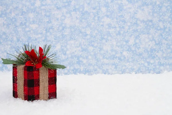 Regalo Navidad Cuadros Negros Rojos Nieve Con Cielo Cubierto Nieve —  Fotos de Stock