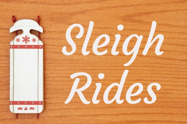 Sleigh Rides Message Avec Traîneau Hiver Rouge Blanc Avec Bois — Photo