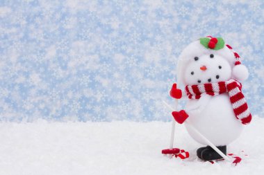 Kardan adam kayağı ve karlı gökyüzü ile kış ya da Noel mesajı için fotokopi alanı olan mutlu kardan adam