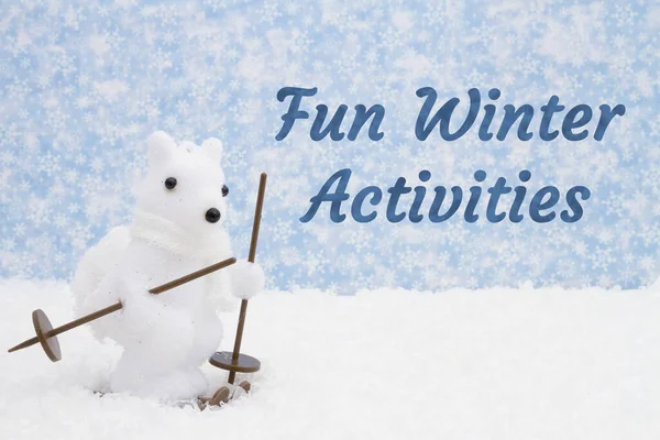 Fun Winter Atrakcje Wiadomość Szczęśliwą Wiewiórka Narciarstwo Śnieg Śnieżnym Niebem — Zdjęcie stockowe