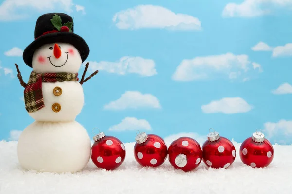 装飾品 冬やクリスマスメッセージのためのコピースペースと空と雪の幸せな雪だるま — ストック写真