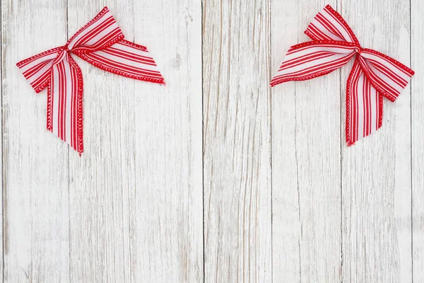 Červené Bílé Cukrové Třtiny Pruhované Luk Vánoční Pozadí Ošlehaným Dřevem — Stock fotografie