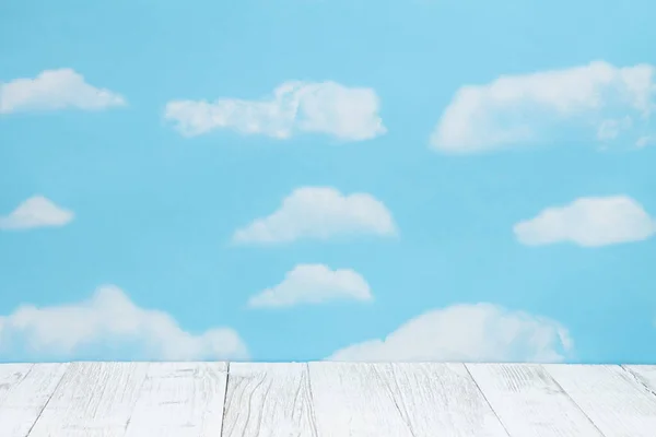 Blanco Heldere Hemel Met Verweerde Houten Tafel Met Kopieerruimte Voor — Stockfoto