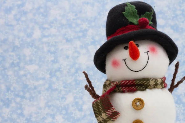 冬やクリスマスのメッセージのためのコピースペースと雪の空と帽子と幸せな雪だるま — ストック写真