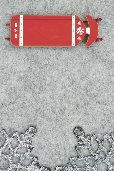 Czerwono Białe Zimowe Sanki Świąteczne Tło Szarym Filcu Boże Narodzenie — Zdjęcie stockowe
