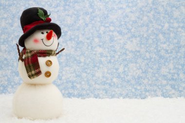 Kar ve şapkalı mutlu kardan adam. Kış veya Noel mesajı için fotokopi alanı var.