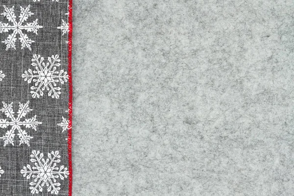 グレーと白の雪の結晶境界線冬の背景あなたのクリスマスや冬のメッセージのためのグレーフェルト素材 — ストック写真