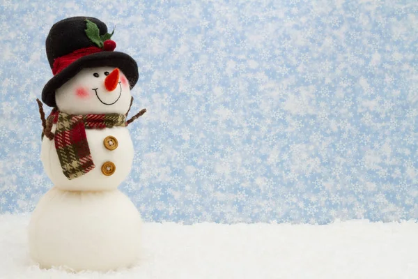 Kar ve şapkalı mutlu kardan adam. Kış veya Noel mesajı için fotokopi alanı var.