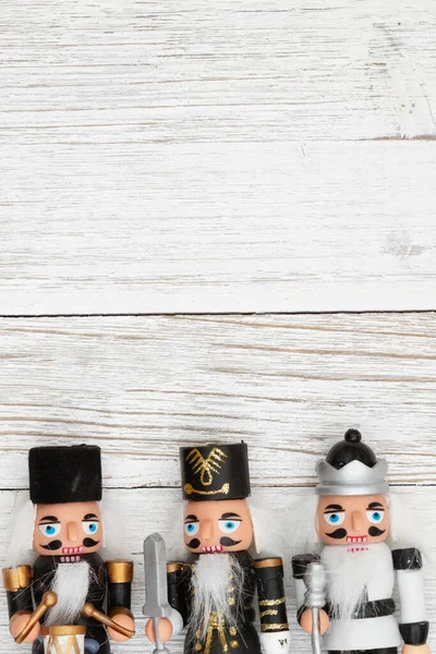 Tres Nutcrackers Frontera Navidad Con Madera Envejecida Para Navidad Mensaje —  Fotos de Stock