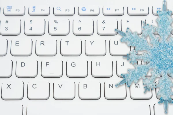 Compras Invierno Línea Con Teclado Blanco Copo Nieve Azul —  Fotos de Stock