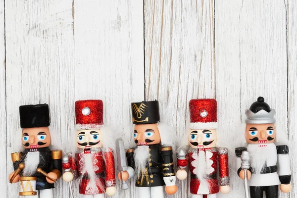 Cinco Nutcrackers Frontera Navidad Con Madera Envejecida Para Navidad Mensaje —  Fotos de Stock