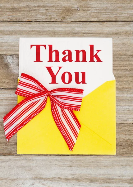Obrigado Cartão Saudação Com Envelope Amarelo Madeira Azul Intemperizada — Fotografia de Stock