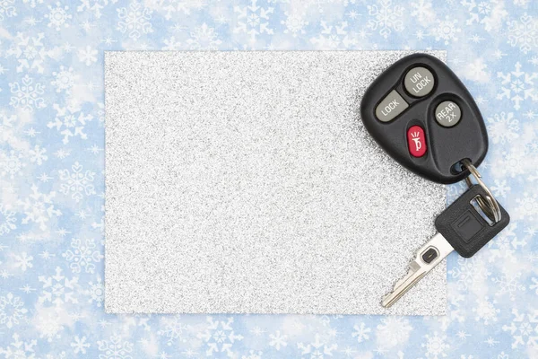 在蓝色和白色雪花上印有汽车钥匙的空白银光贺卡 为您的冬季汽车留言 — 图库照片