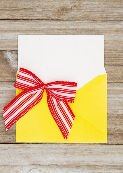 Blank Greeting Card Yellow Envelope Weathered Wood Your Invitation Message — Fotografia de Stock