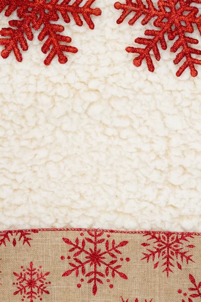あなたのクリスマスや冬のメッセージのためのベージュシャーパ材料の赤と茶色の雪の結晶境界冬の背景 — ストック写真