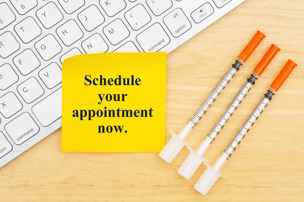 Schedule Your Appointment Now Message Disposable Vaccine Needle Desk Keyboard — ストック写真