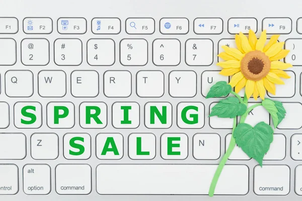 Primavera Venda Mensagem Compras Com Teclado Uma Flor Margarida Amarela — Fotografia de Stock
