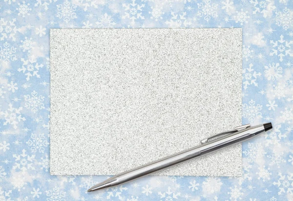 Blank Srebrny Blask Kartka Życzeniami Długopisem Niebiesko Białe Płatki Śniegu — Zdjęcie stockowe