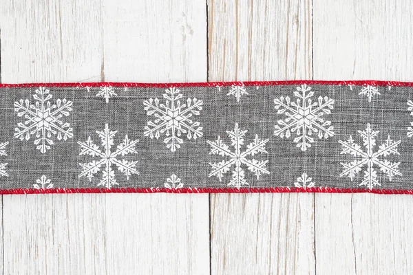 あなたのクリスマスや冬のメッセージのための風化した木材とグレーと白の雪の結晶境界冬の背景 — ストック写真