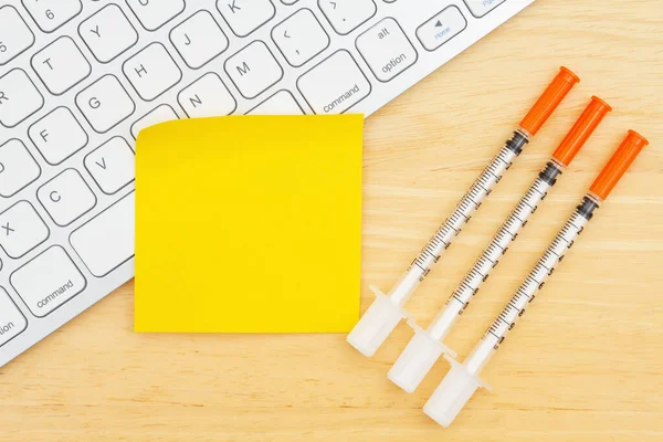 Disposable Vaccine Needle Desk Sticky Note Keyboard Vaccine Covid Message — Stock Photo, Image