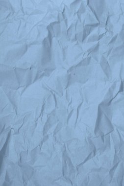 Mesajınız için kopya alanı olan veya doku olarak kullanacağınız tahıl desenli mavi buruşuk kağıt arkaplan