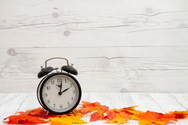 Alarm Clock Weathered Wood Fall Leaves Copy Space Για Μήνυμά — Φωτογραφία Αρχείου