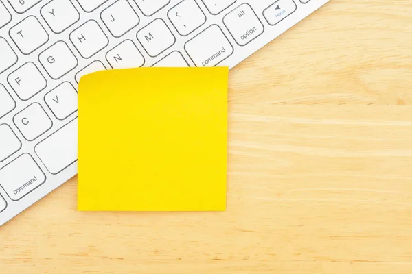 Keyboard Blank Sticky Note Desk Your Tech Online Message — Stock Photo, Image