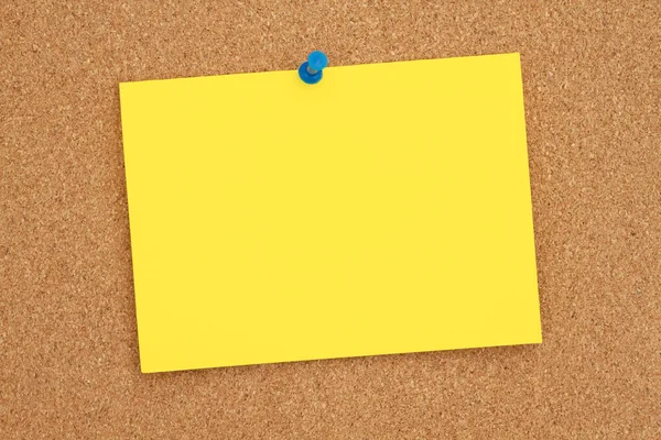 顧客メッセージの掲示板に黄色のグリーティングカードを空白のままにします — ストック写真