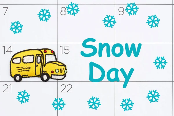 Ogłoszenie Wiadomości Śniegu Kalendarzu Autobusem Szkolnym Dla Szkoły Zamkniętym Powodu — Zdjęcie stockowe