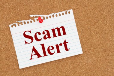 Bir ilan panosundaki yırtık bir kağıttaki sahte uyarı mesajı