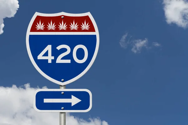 420 Besked Med Cannabis Blade Amerikansk Motorvej Skilt Med Himmel - Stock-foto