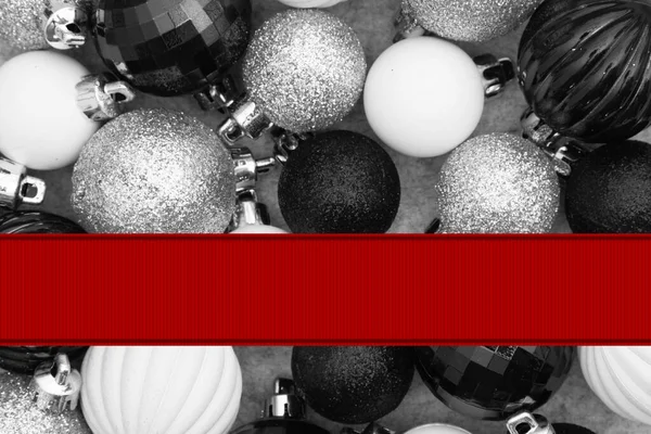 Kerst Achtergrond Met Zwart Wit Bal Ornamenten Met Rode Banner — Stockfoto