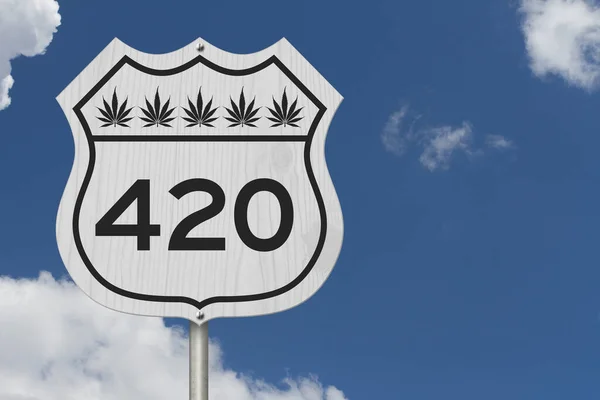 420 Botschaft Mit Cannabisblättern Auf Einem Amerikanischen Autobahnschild Mit Himmel — Stockfoto