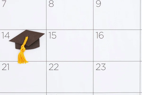给你的大学 学院或学校的毕业贺词附有一个研究生帽的日历 — 图库照片