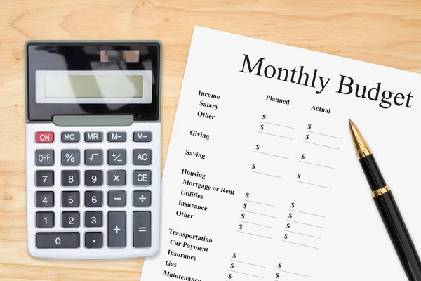 Fazendo Seu Orçamento Mensal Com Uma Calculadora Caneta Uma Mesa — Fotografia de Stock
