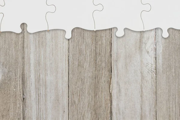 空白拼图块和风化的木头 用于团队合作或解决方案消息 — 图库照片