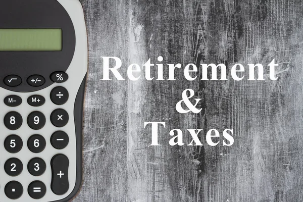 Calcular Sus Impuestos Sobre Sus Fondos Jubilación Con Una Calculadora —  Fotos de Stock