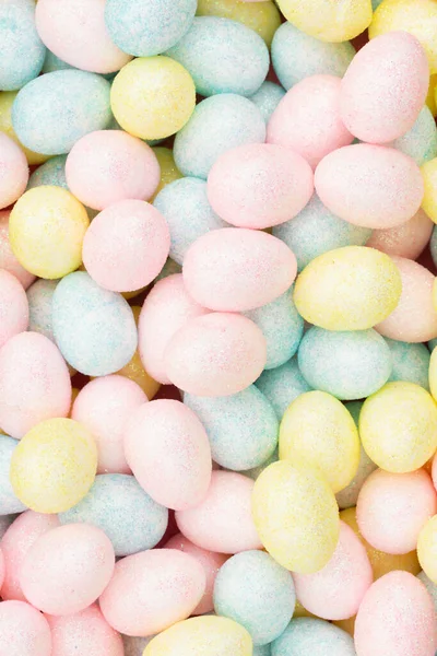 五彩斑斓的复活节彩蛋糖果背景为您的糖果或假日讯息 — 图库照片
