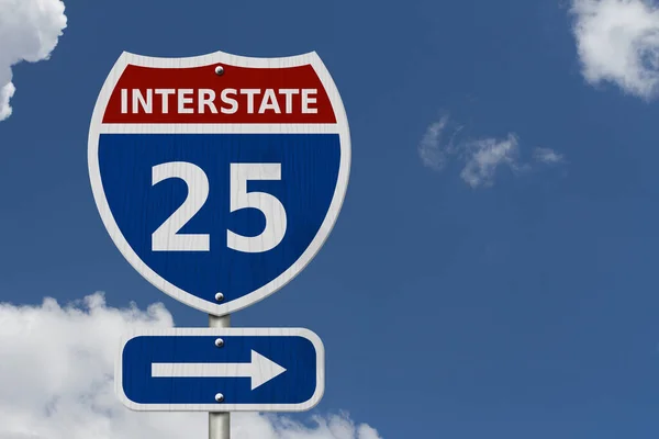 美国25号州际公路标志 白色和蓝色州际公路标志 25号 有天空背景 — 图库照片