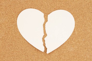 Boşanman ya da kalp kırıklığı mesajın için ilan tahtasında yırtılmış kağıt bir kalp.