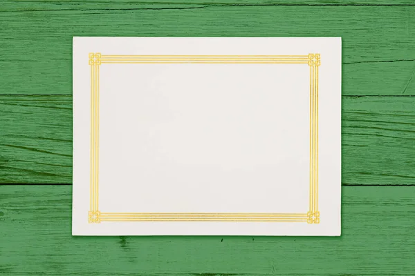 Λευκά Ευχετήρια Κάρτα Χρυσά Τελειώματα Ανοιχτόχρωμο Πράσινο Ξύλο Χώρο Αντίγραφο — Φωτογραφία Αρχείου