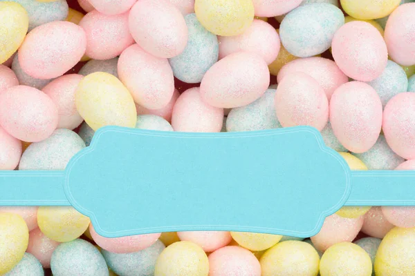 白色淡蓝色横幅 彩色彩色彩斑斓的复活节彩蛋糖果 以传达复活节或假日的讯息 — 图库照片
