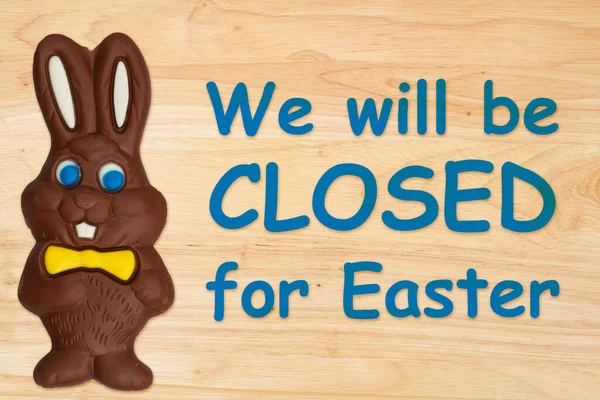 我们将用巧克力复活节兔子来封死复活节标志 — 图库照片