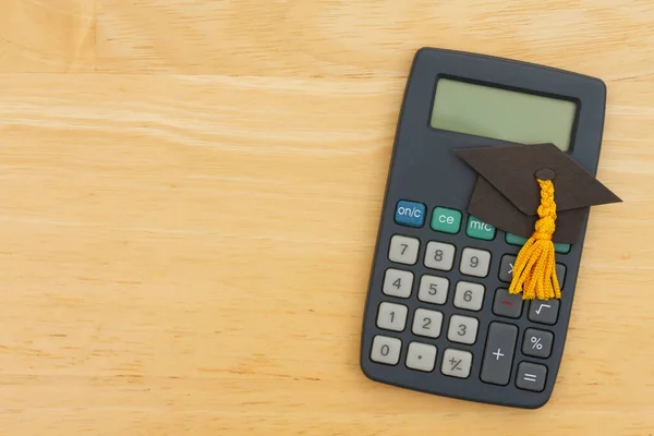 Kosten Van Opleiding Met Een Grad Hat Calculator Een Houten — Stockfoto